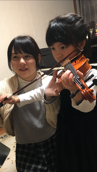 西村ゆき講師がバイオリンを構える様子